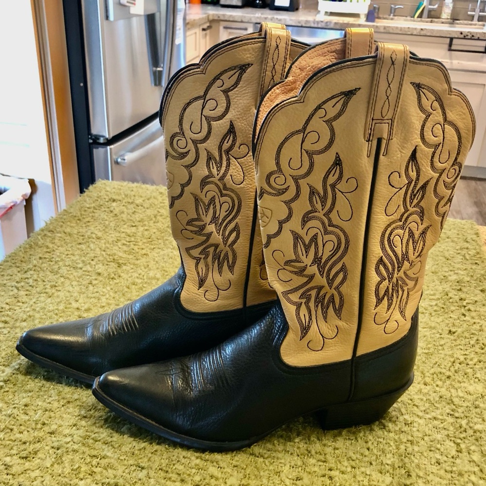 ARIAT women’s western boots. Worn twice. Like new. Size 10
